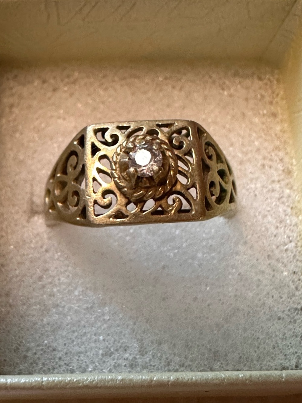 Vintage 14k Gold Filigree Ring with Clear Stone - Elegant Women’s Jewelry - Picture 3 of 7